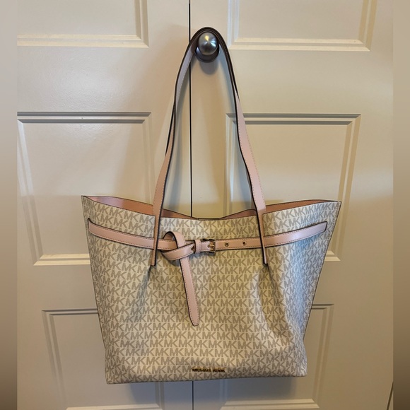 Michael Kors tote bag. First photo stock but rest are actual bag. - Picture 2 of 8
